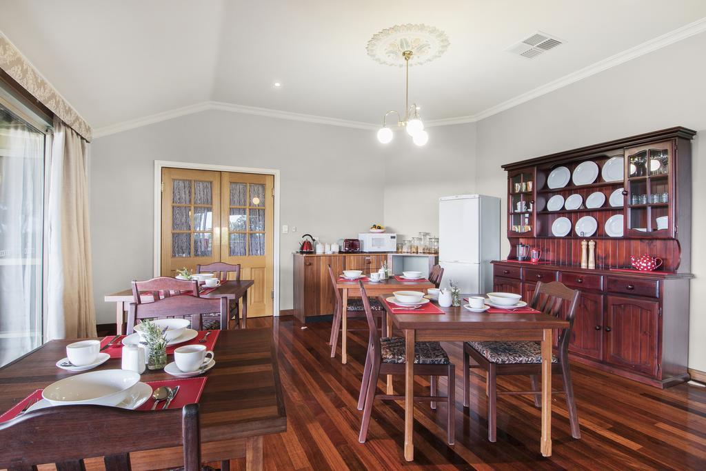 แชมบาลา เกสท์เฮาส์ Bed & Breakfast Kangaroo Gully ภายนอก รูปภาพ