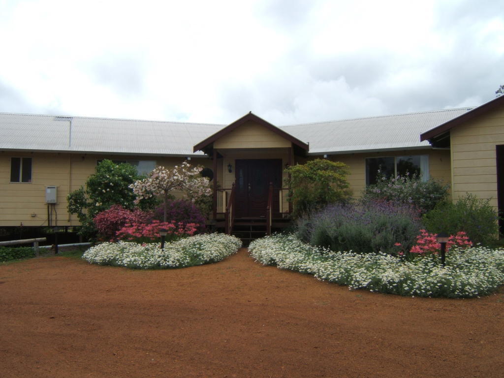 แชมบาลา เกสท์เฮาส์ Bed & Breakfast Kangaroo Gully ภายนอก รูปภาพ