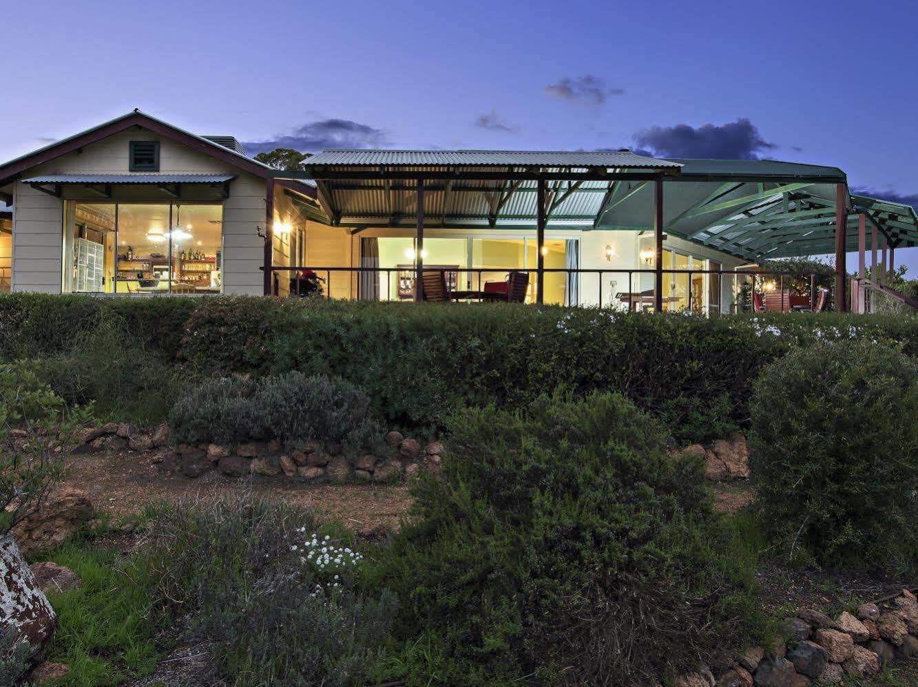 แชมบาลา เกสท์เฮาส์ Bed & Breakfast Kangaroo Gully ภายนอก รูปภาพ
