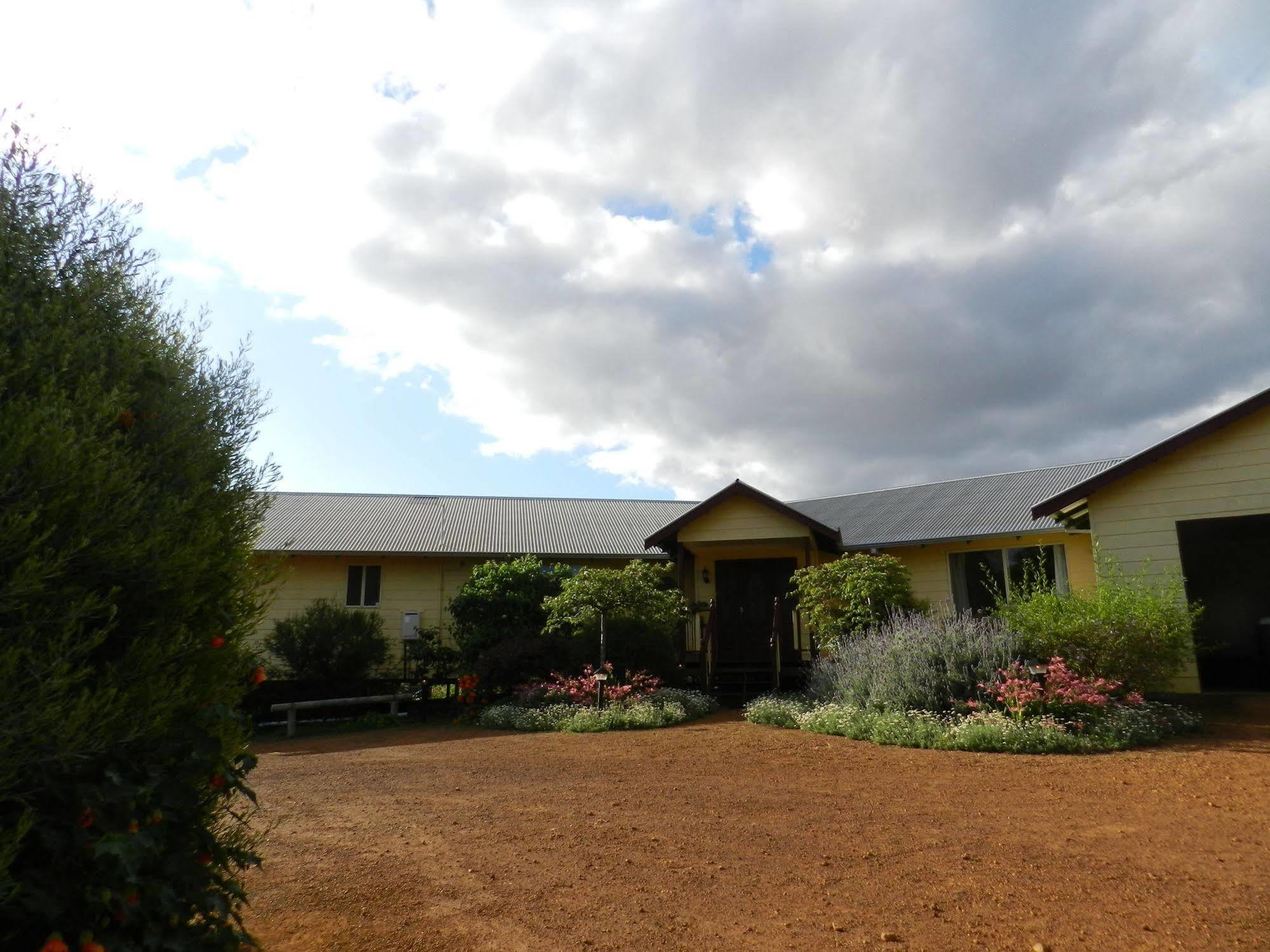 แชมบาลา เกสท์เฮาส์ Bed & Breakfast Kangaroo Gully ภายนอก รูปภาพ